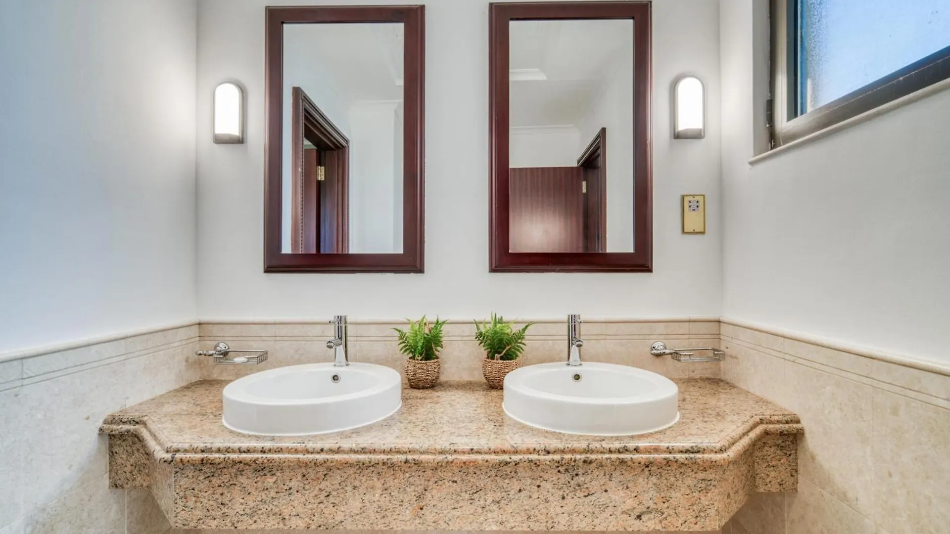 Villa Frond D, Beach Front Villa, Palm Jumeirah - Mint Stay Dubai