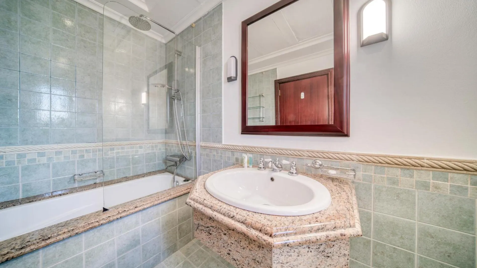 Frond D, Beach Front Villa, Palm Jumeirah - Mint Stay Dubai Villa